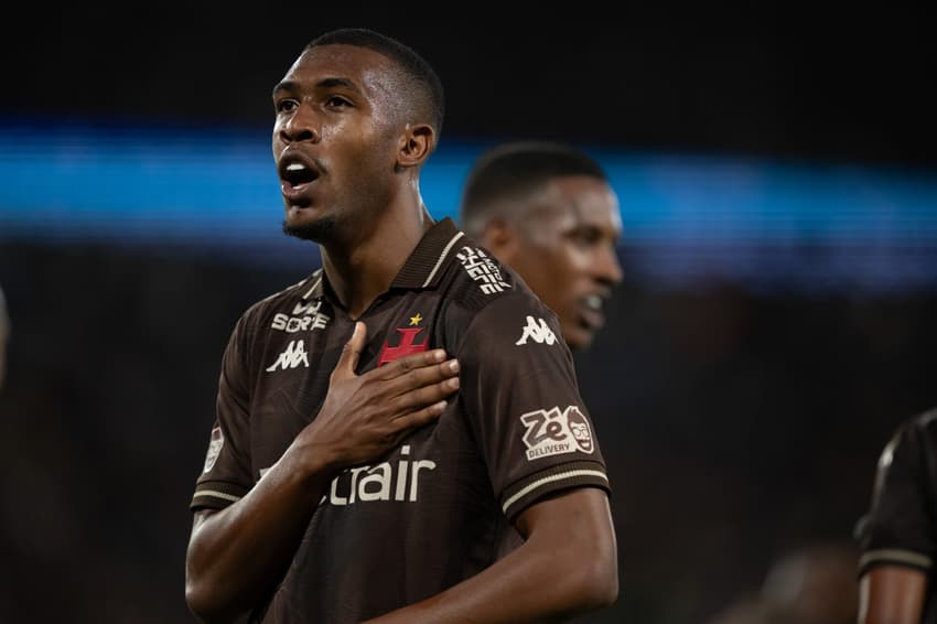 Rayan comemora gol do Vasco contra o Fluminense (Foto: Jorge Rodrigues/AGIF)