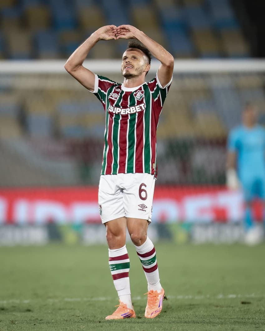 Renê comemora seu gol pelo Fluminense contra o Ceará, no Brasileirão