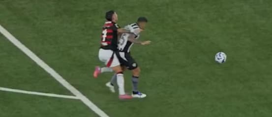 Momento do pisão em Luiz Araújo (Foto: Reprodução)