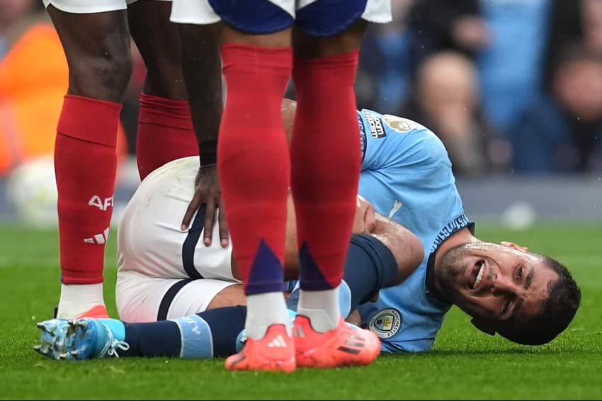 Rodri sofreu lesão ligamentar em 2024, durante um City x Arsenal (Foto: Martin Ricketty/PA)