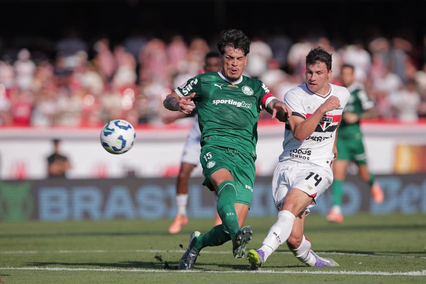 Tapia, do São Paulo, disputa lance com Gustavo Gómez, do Palmeiras, durante partida no Morumbis pelo Brasileiro (Foto: Ettore Chiereguini/AGIF)