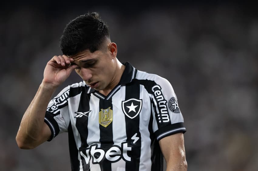 Jefferson Savarino, jogador do Botafogo, em jogo pelo Brasileirão (Foto: Jorge Rodrigues/AGIF)