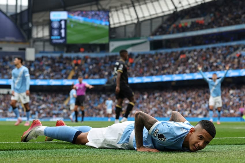 Savinho em ação pelo Manchester City