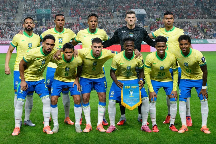 Seleção Brasileira antes do jogo com a Coreia do Sul (Foto: Anthony Wallace/ AFP)