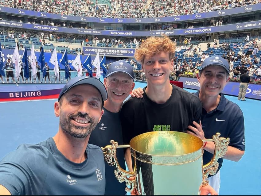 Sinner e sua equipe após título no ATP 500 em Pequim (Foto: Reprodução Instagram)