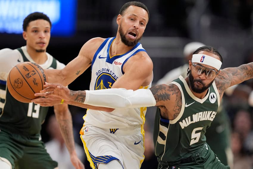 Stephen Curry em ação no jogo entre Golden State Warriors e Milwaukee Bucks na NBA (Foto: Patrick McDermott/Getty Images/AFP)