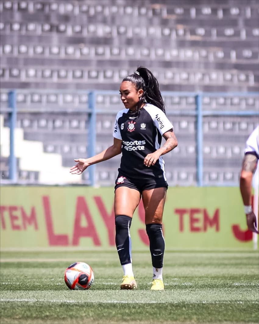 Thaís Regina, zagueira do Corinthians, conduz bola. (Foto: Rodrigo Gazzanel / Agência Corinthians)