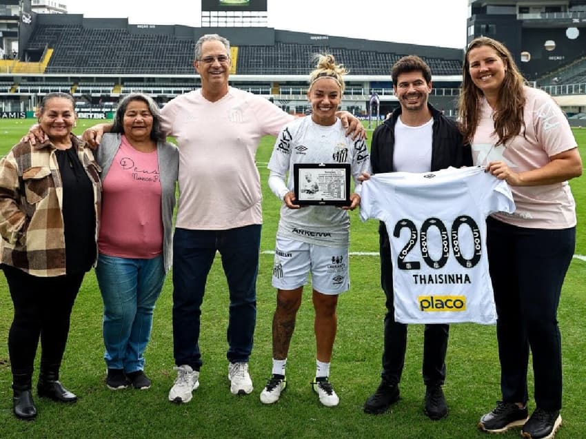 Thaisinha recebe homenagem antes da partida contra o Bragantino pelo Paulistão Feminino
