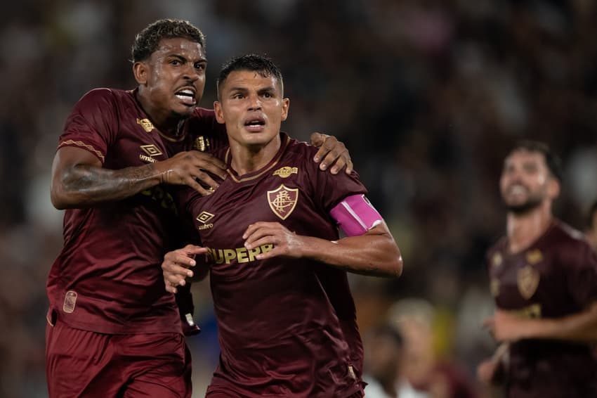Thiago Silva vibra após marcar gol pelo Fluminense em partida contra o Juventude.