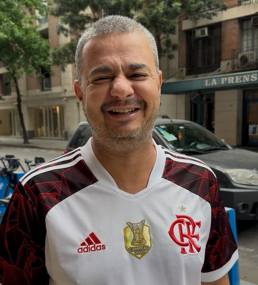 Torcedor rubro-negro em Buenos Aires para Racing x Flamengo (Foto: Lucas Bayer/Lance!)