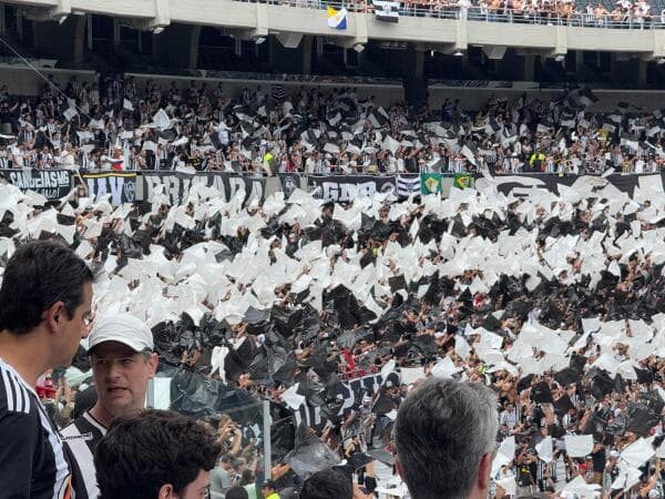 Torcida do galo em Buenos Aires (Foto: Henrique André / Itatiaia)