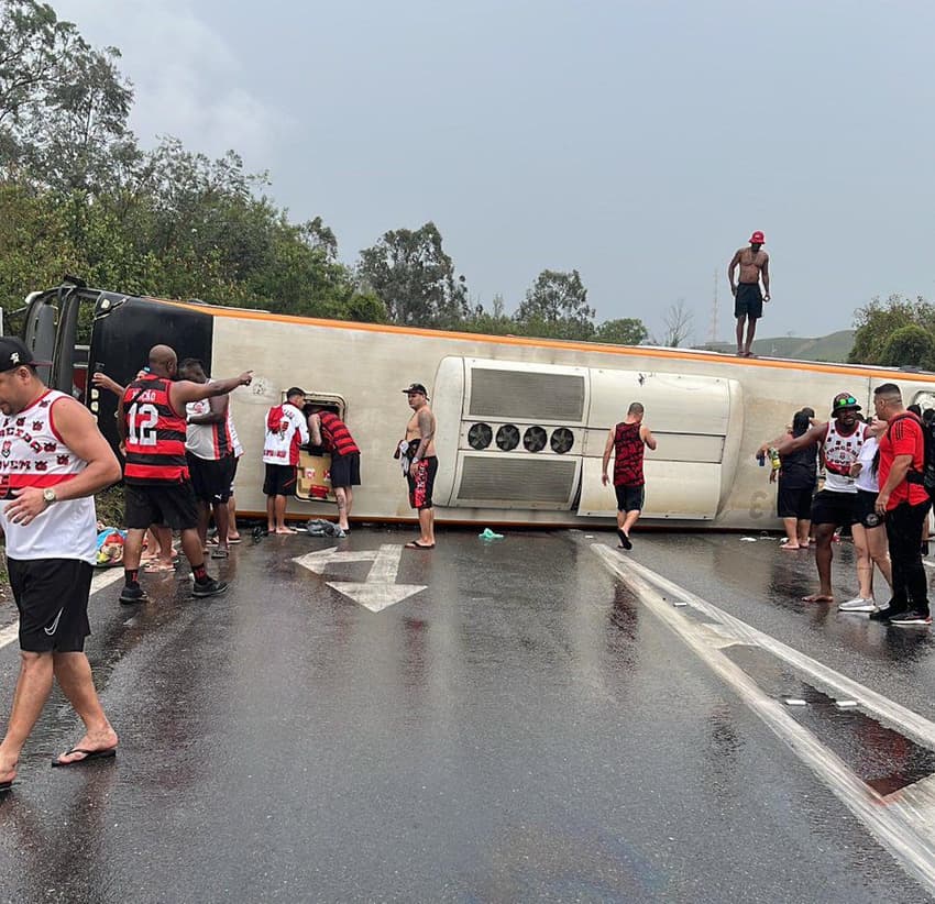 Ônibus que transportava torcedores do Flamengo para a Argentina capotou em Volta Redonda (Foto: Reprodução)