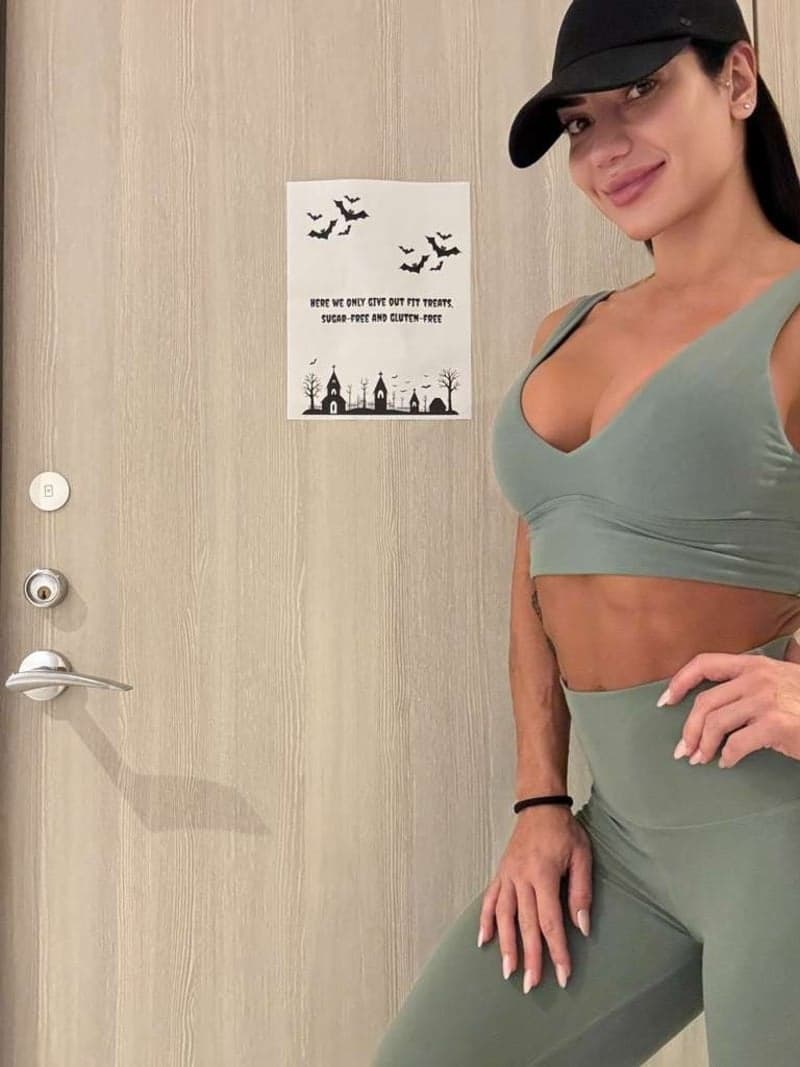 Graciella Carvalho colocou um aviso de Halloween inusitado na porta de casa (Foto: Assessoria/ @officialgraci)