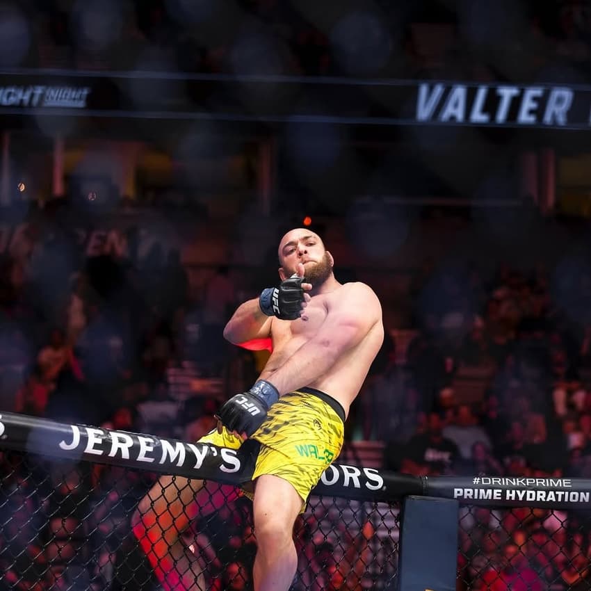 Valter Walker comemorando vitória no UFC (Foto: Reprodução/Instagram: @valterwalkerufc)