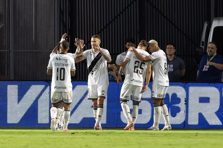 Vasco comemora gol diante do Bragantino (Foto: Joisel Amaral/AGIF)
