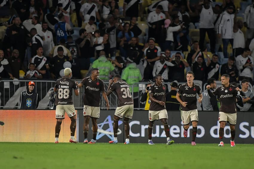 Vasco comemora gol diante do Fluminense no Maracanã (Foto: Thiago Ribeiro/AGIF)