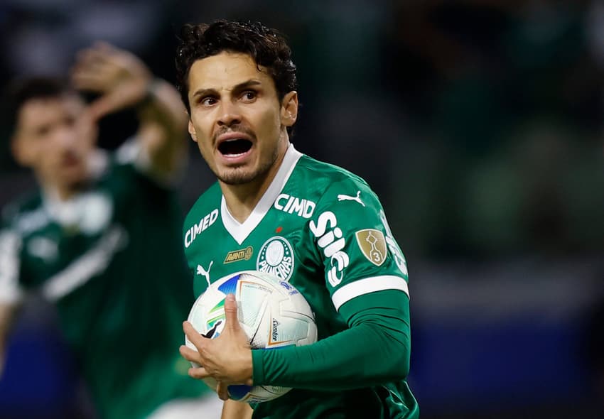Raphael Veiga comemora seu gol em Palmeiras x LDU pela semifinal da Libertadores