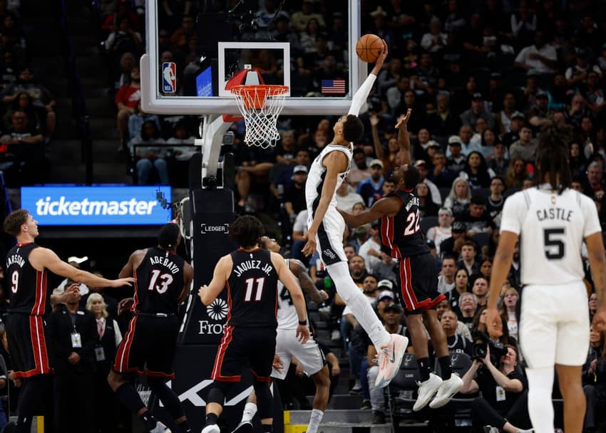 Victor Wembanyama, do San Antonio Spurs, em enterrada contra o Miami Heat na NBA (Foto: Ronald Cortes/Getty Images/AFP)