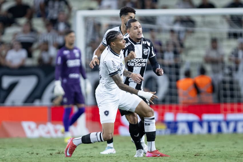 Vina, do Ceará, em partida contra o Atlético-MG no Brasileirão (Foto: Baggio Rodrigues/AGIF)