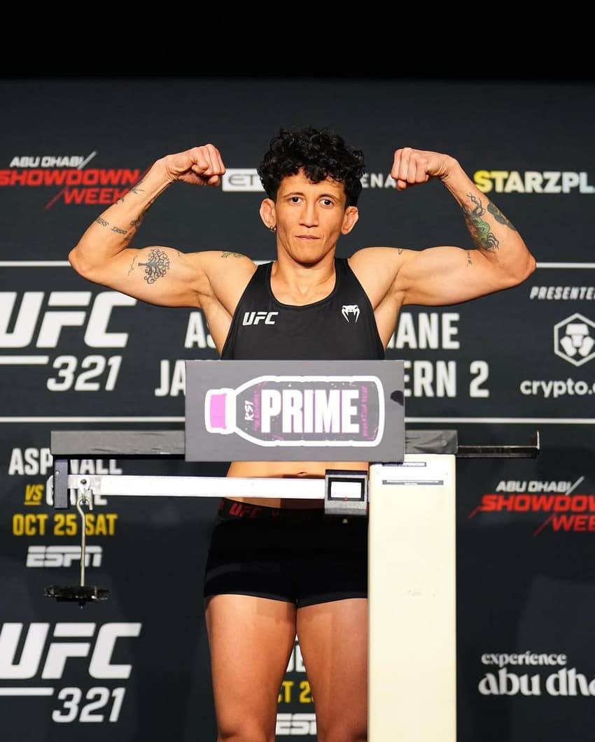 Virna Jandiroba na pesagem do UFC 321 (Foto: Reprodução/Instagram/UFC)