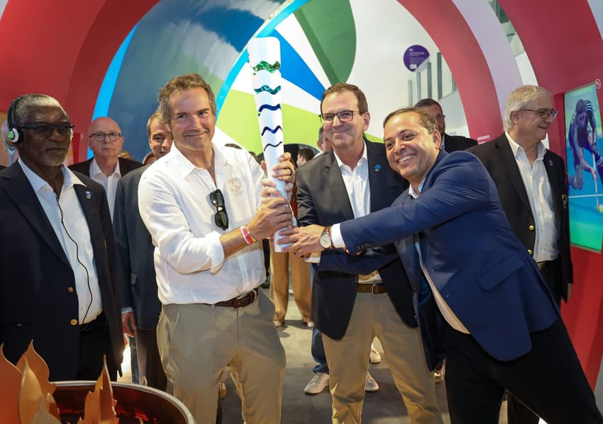 Da dir. para esq.: Neven Ilic, presidente da PanAm Sports, Eduardo Paes, prefeito do rio, e Rodrigo Neves, prefeito de Niterói (Foto: Marlon Falcão / Candidatura Rio-Niterói 2031)