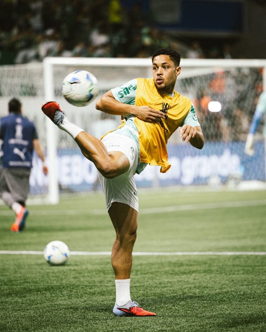 Vitor Roque no aquecimento para Palmeiras x LDU pela semifinal da Libertadores (Foto: Divulgação / @Palmeiras)