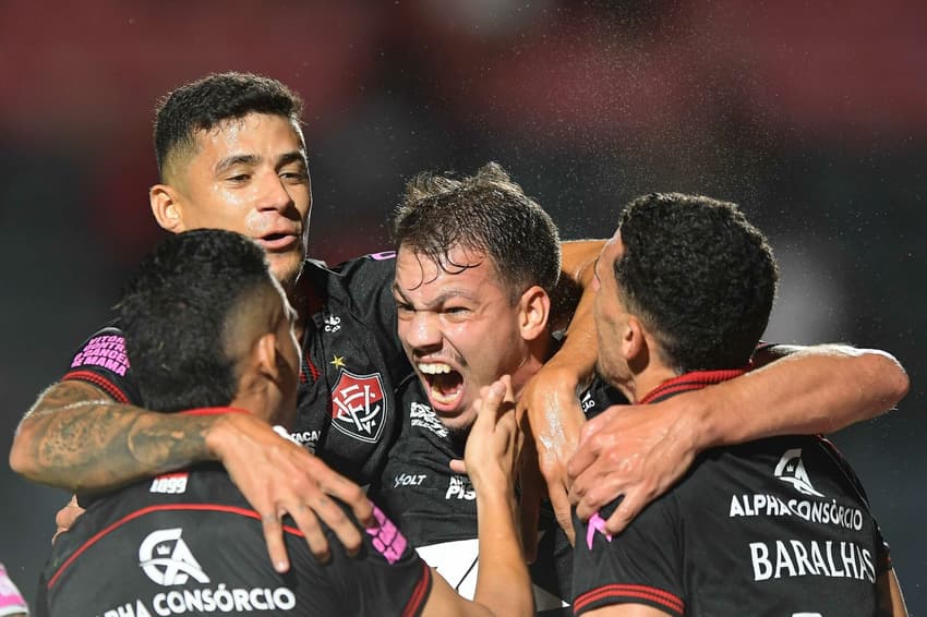 Zé Marcos, do Vitória, comemora seu gol com jogadores do seu time durante partida contra o Ceará no Barradão (Foto: Jhony Pinho/AGIF)