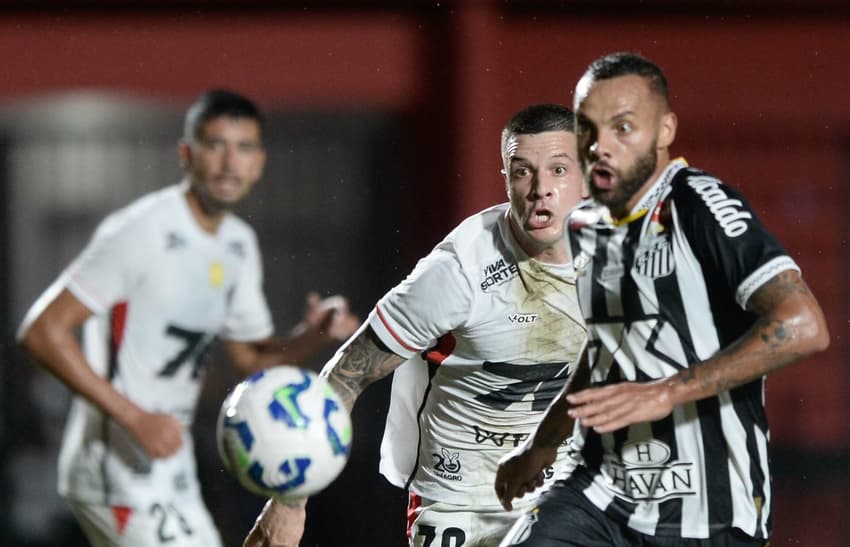 Jogos de hoje: Renato Kayser, do Vitória, disputa lance com Guilherme, do Santos, no Barradão, pelo Brasileirão (Foto: Jhony Pinho/AGIF)