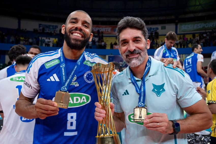 O oposto Wallace e o técnico Filipe Ferraz com a taça da Supercopa de Vôlei