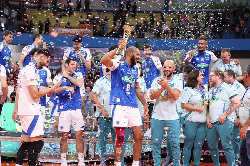 O capitão Wallace com o troféu da Supercopa de Vôlei