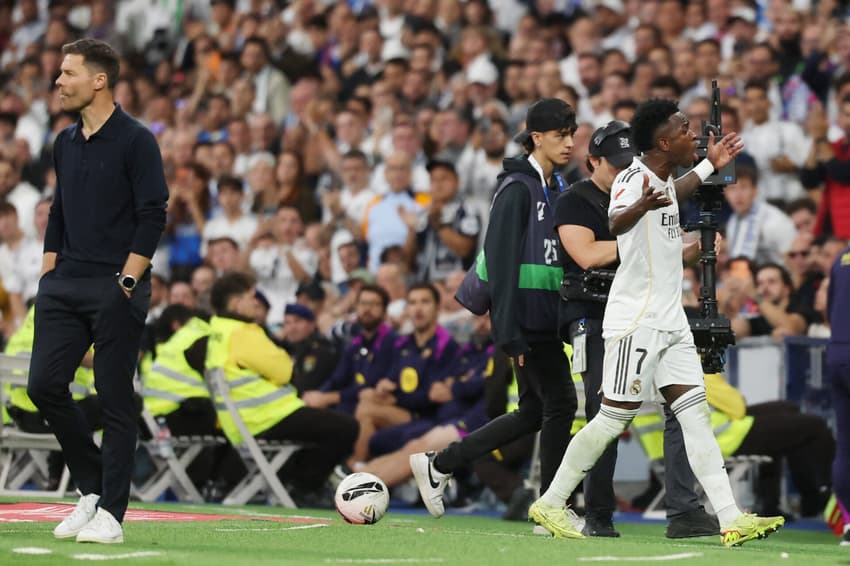 Vini Jr deixou o El Clásico furioso com a alteração de Xabi Alonso (Foto: Oscar DEL POZO / AFP)