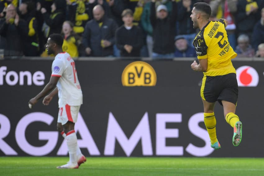 Yan Couto, do Borussia Dortmund, comemora após marcar contra o RB Leipzig pela Bundesliga