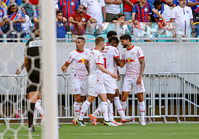 Jogadores do Bragantino comemoram gol na Arena Fonte Nova (Foto: Marcio Roberto/Agência F8/Gazeta Press)