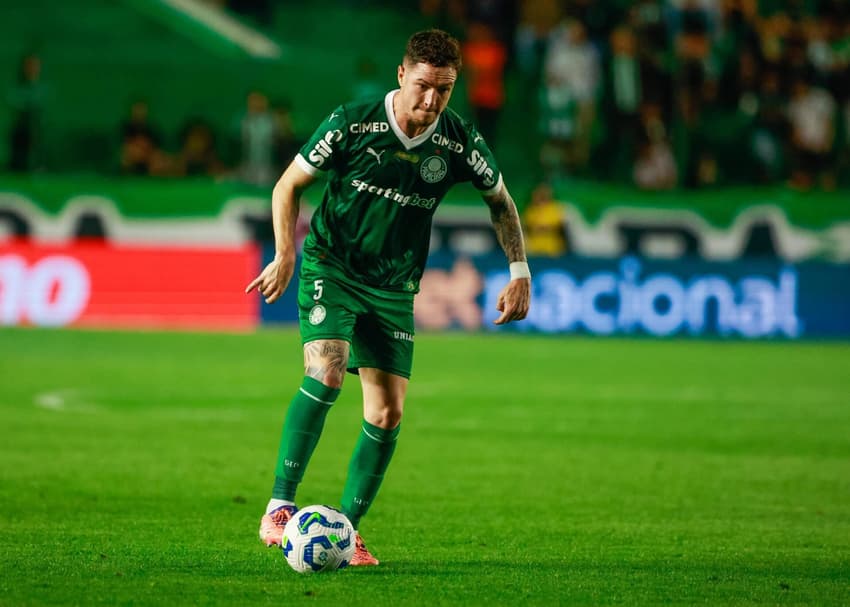 Aníbal Moreno recebeu terceiro cartão amarelo e cumpre suspensão contra o Santos, pelo Brasileirão (Foto: Luiz Erbes/AGIF)