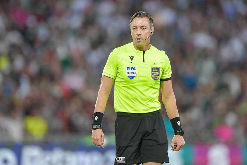 Raphael Claus será o árbitro de Palmeiras x Santos, nesta quinta-feira (6), no Allianz Parque. (Foto: Thiago Ribeiro/AGIF/ Gazeta Press)
