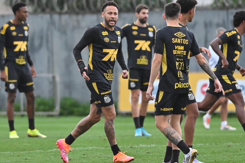 Neymar treina no CT Rei Pelé após se recuperar de lesão. (Foto: Jota Erre/AGIF/ Gazeta Press)