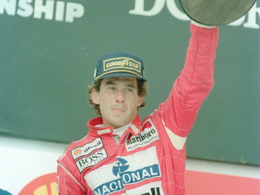 AUTOMOBILISMO - AYRTON SENNA - ESPORTES - ACERVO - Ayrton Senna(C), piloto da equipe Mclaren/Ford (bi-campeão da prova), levanta o troféu no pódio após durante a ceromônia de premiação do GP Brasil de Fórmula 1 de 1993 - Autódromo José Carlos Pace(Interlagos) - São Paulo - SP - Brasil - 28/03/1993 - Foto: Acervo/Gazeta Press