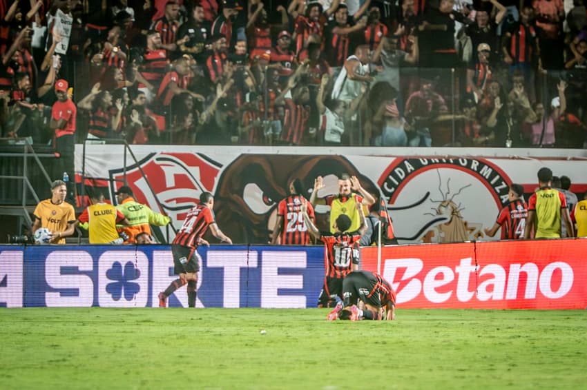 Jogadores do Vitória comemoram gol contra o Inter no Barradão (Foto: Fillipe Alves/Agência F8/Gazeta Press)