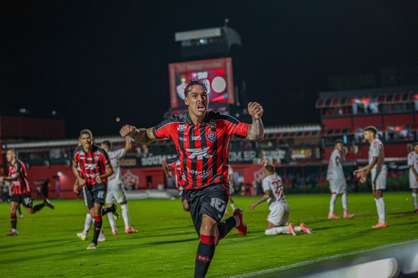 Lucas Halter comemora gol do Vitória (Foto: William Malta FranÃ§a/Photo Premium/Gazeta Press)