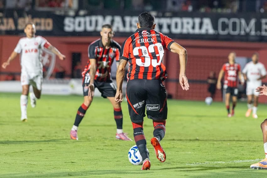 Erick logo antes da finalização que furou a rede em Vitória x Internacional (Foto: Junior Damasceno/MyPhoto Press/Gazeta Press)