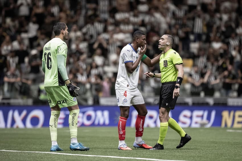 Árbitro Davi de Oliveira Lacerda adverte Kanu, do Bahia (Foto: LUCIANO BREW/AGENCIA ENQUADRAR)