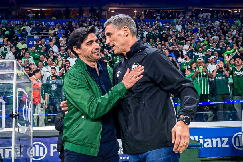 Abel Ferreira e Juan Pablo Vojvoda no Allianz Parque antes do clássico do Palmeiras contra o Santos. (Foto: Anderson Lira/Código19/Gazeta Press)