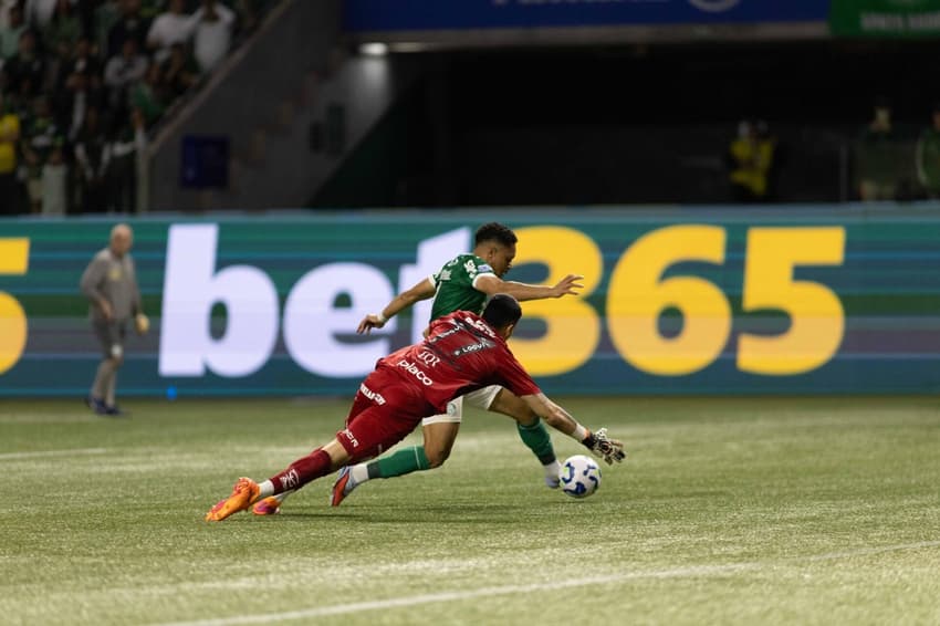 Vitor Roque marca o gol do Palmeiras no clássico contra o Santos. (Foto: Thiago Miyashiro/Pera Photo Press)