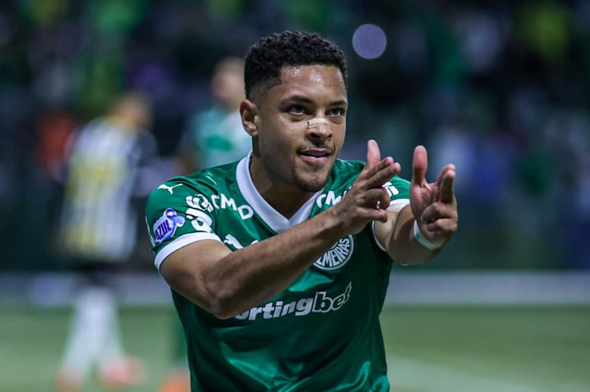 Vitor Roque comemora gol do Palmeiras diante do Santos. (Foto: Everton Okubo/Agência F8/Gazeta Press)