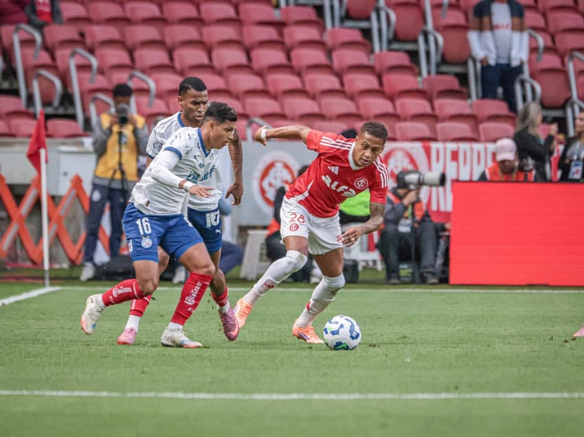 Vitinho, Internacional, e Erick Pulga, Bahia disputam a bola