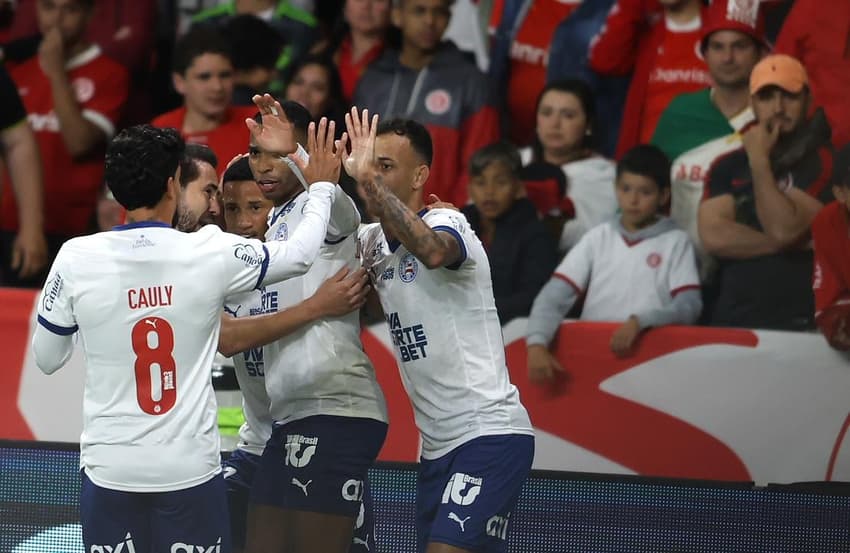 Jogadores do Bahia comemoram gol do empate com o Internacional