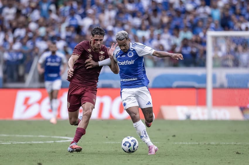 Matheus Pereira e Bernal em disputa de bola na partida entre Cruzeiro x Fluminense (Foto: LUCIANO BREW/Agencia Enquadrar/Gazeta Press)