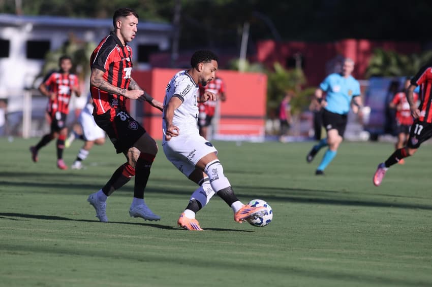 Vitinho e Renzo López disputam bola no Barradão (Foto: Maurícia Da Matta/W9 PRESS/GAZETAPRESS)