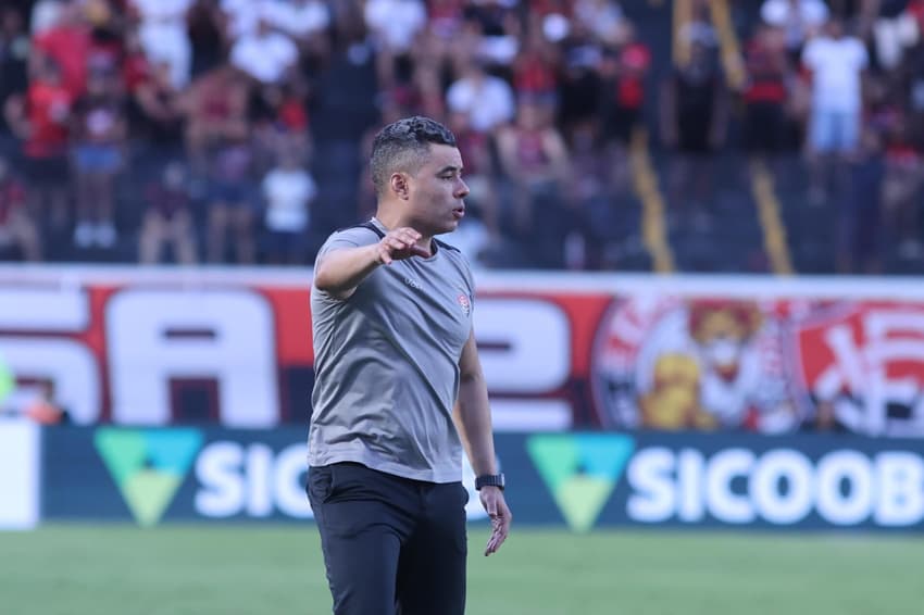 Jair Ventura no Barradão (Foto: Victor Ferreira / EC Vitória)