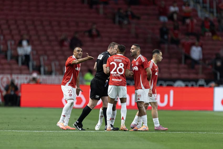 Jogadores do Inter reclamam com o árbitro Lucas Paulo Torezin (Foto: PAULO DE TARSO/Pera Photo Press)